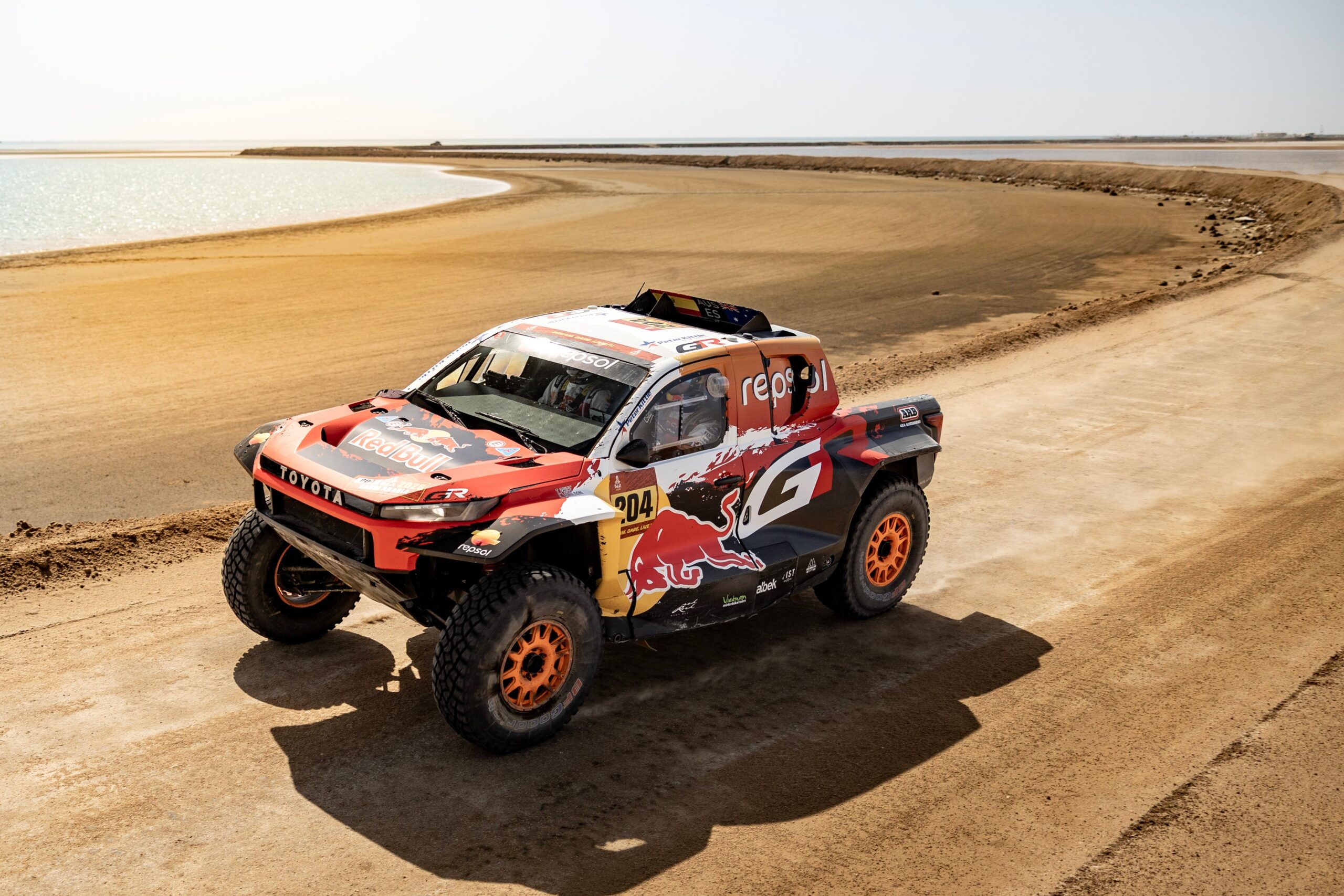 A TOYOTA GAZOO Racing #204-es DKR GR Hilux versenyautója a szaúdi dűnék között a 2026-os Dakar Rallyn.