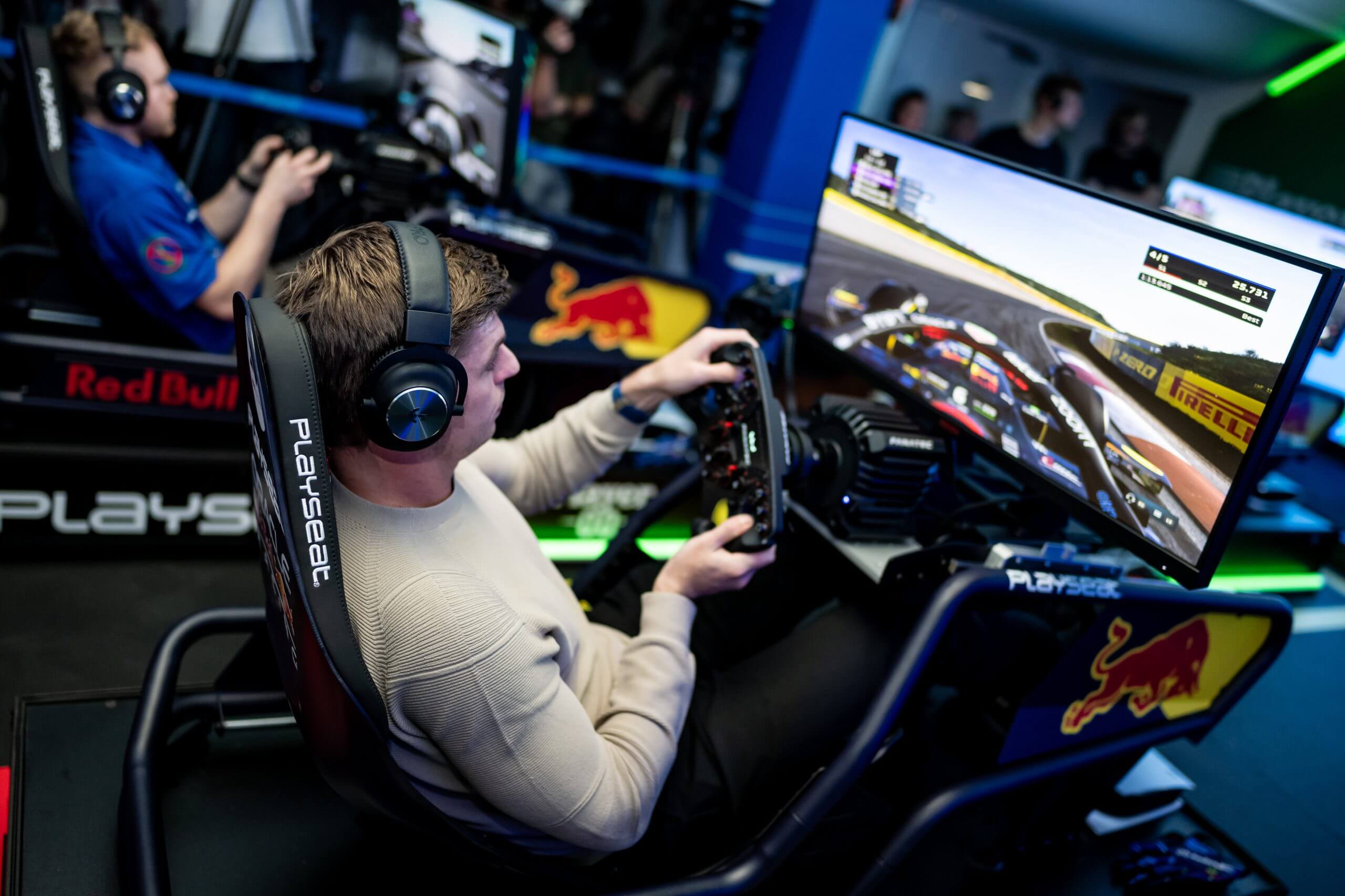 Max Verstappen szimulátorversenyzés közben saját versenyszimulátorában