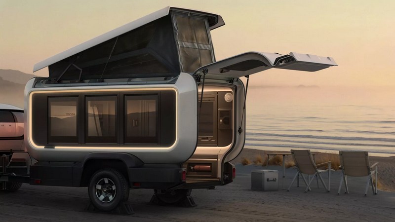 Honda Base Station belső tér, futon stílusú kanapé és queen méretű fekvőhely