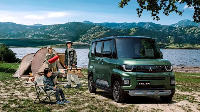 Delica Mini Active Camper kempingezés közben, napellenzővel és terepgumikon