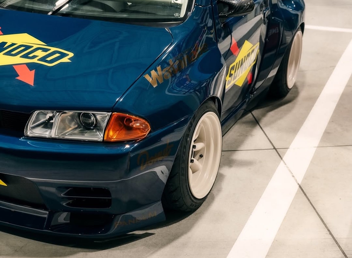 Mini Nissan Skyline R32 GT-R Sunoco versenyfestéssel és kerek hátsó lámpákkal